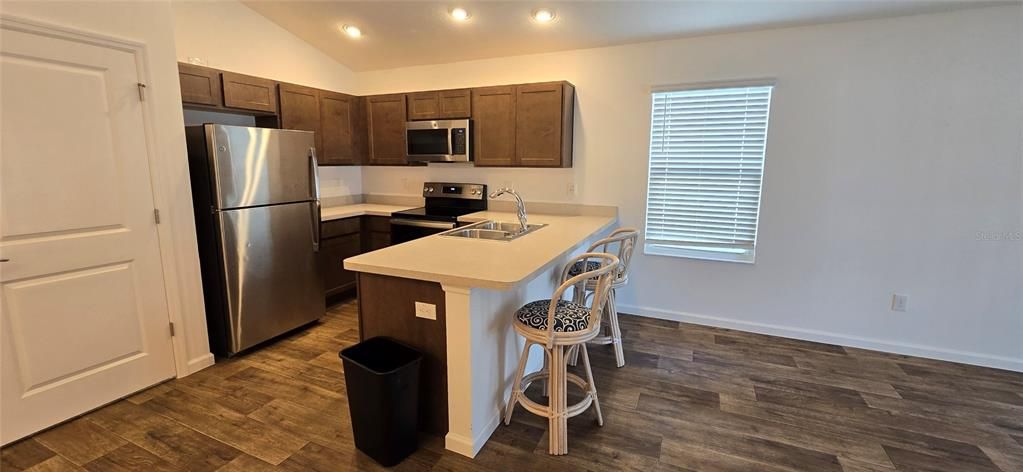 Active With Contract: $1,900 (2 beds, 2 baths, 963 Square Feet)