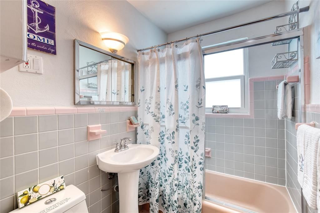 Active With Contract: $368,000 (2 beds, 1 baths, 1270 Square Feet)