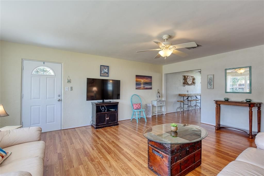 Active With Contract: $368,000 (2 beds, 1 baths, 1270 Square Feet)