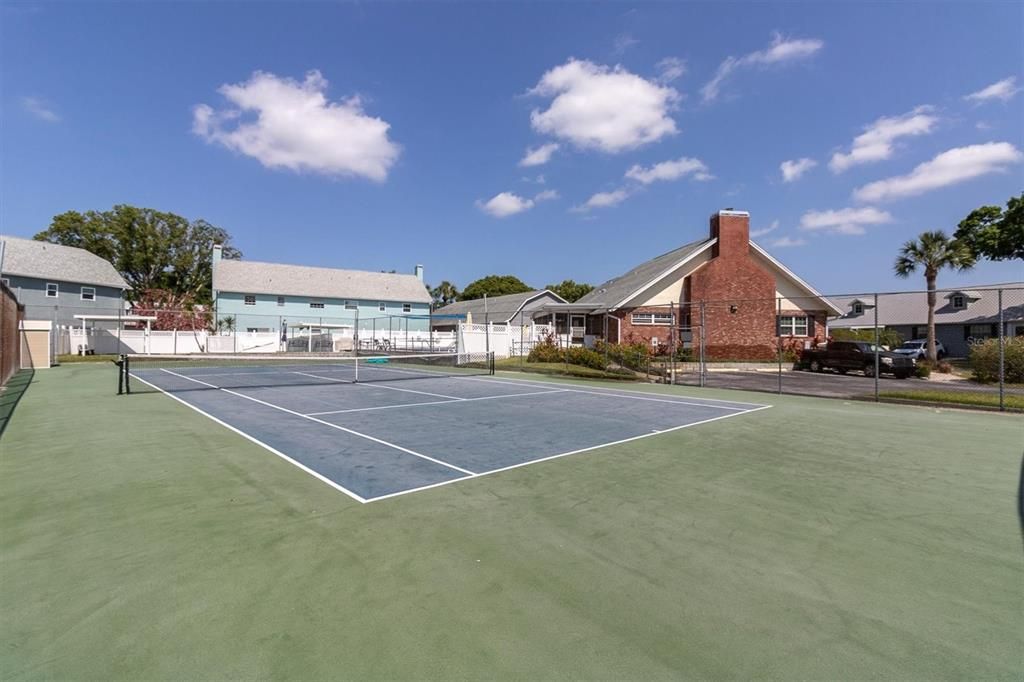 tennis/pickleball courts