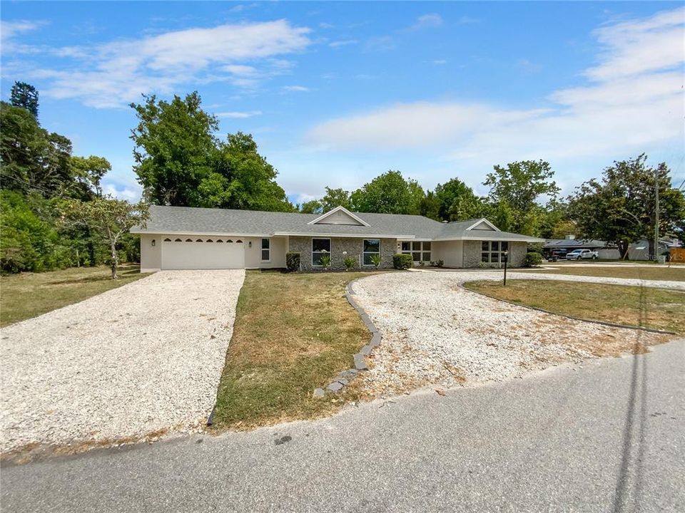 For Sale: $575,000 (4 beds, 2 baths, 2124 Square Feet)