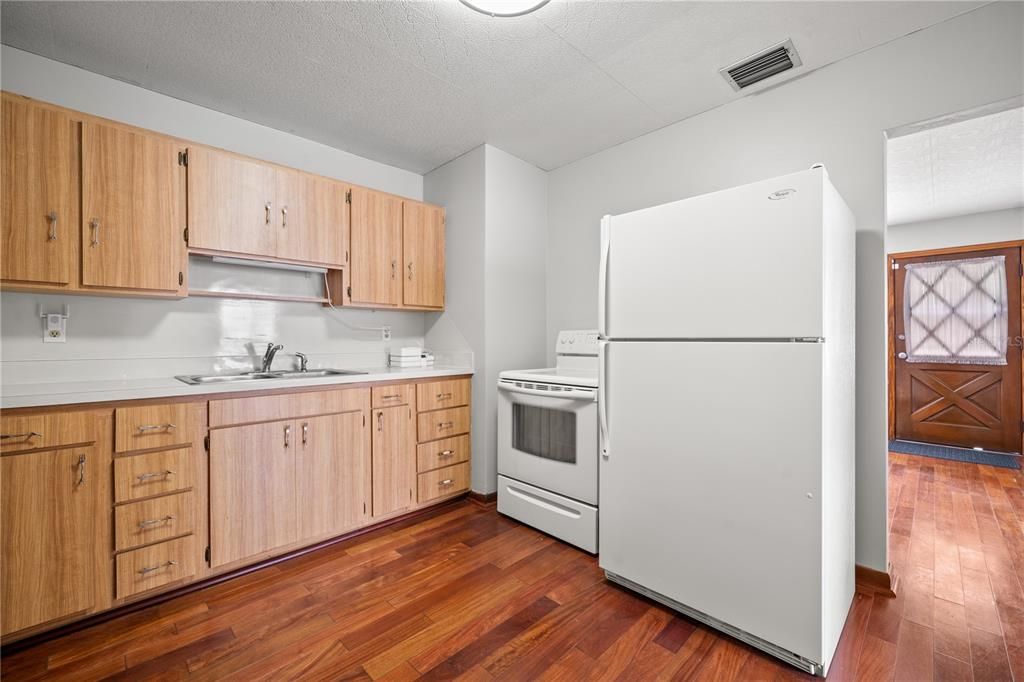 For Rent: $2,100 (1 beds, 1 baths, 929 Square Feet)