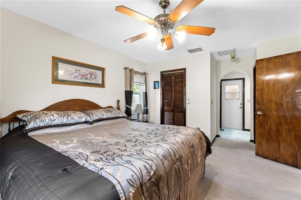 Active With Contract: $269,900 (2 beds, 2 baths, 1181 Square Feet)