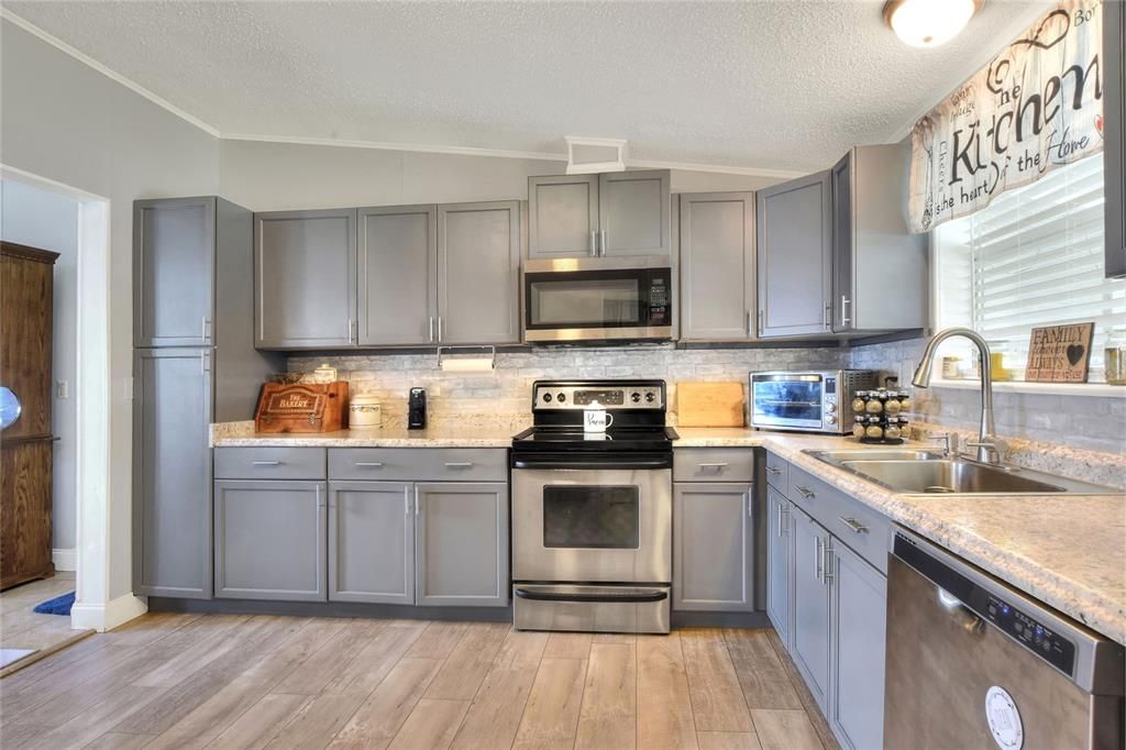 Active With Contract: $219,900 (3 beds, 2 baths, 1512 Square Feet)