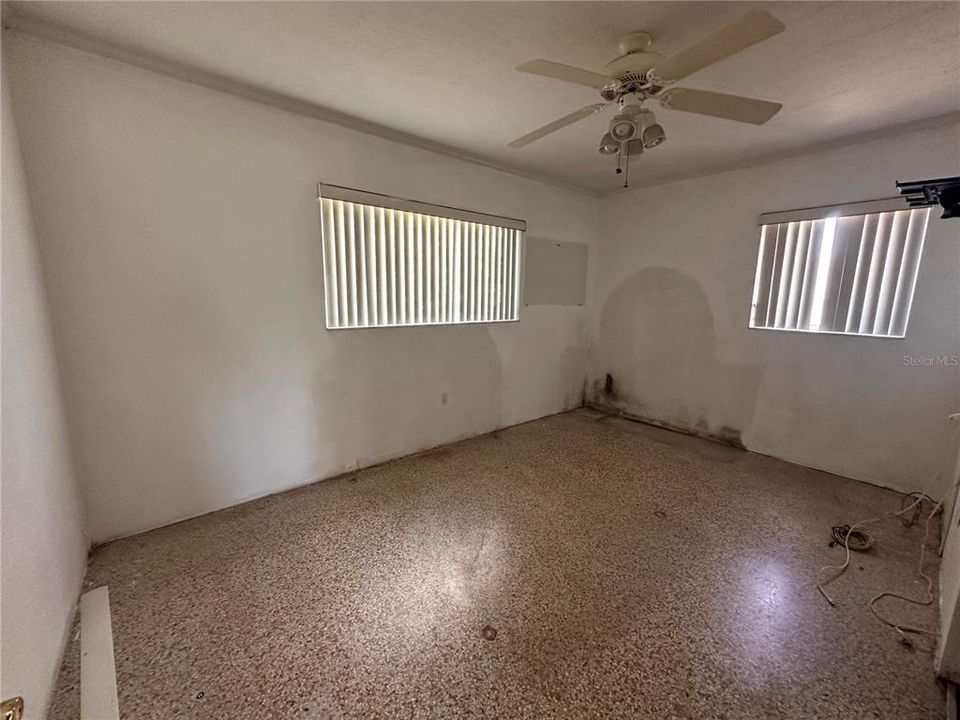 For Sale: $190,000 (2 beds, 1 baths, 898 Square Feet)