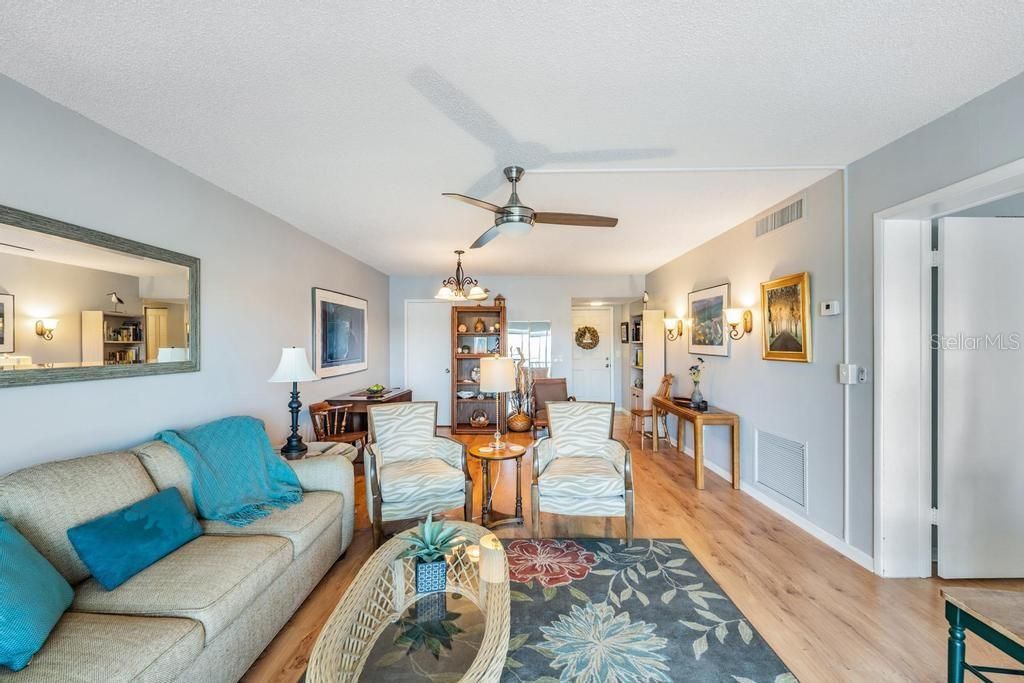 Active With Contract: $175,000 (1 beds, 1 baths, 830 Square Feet)