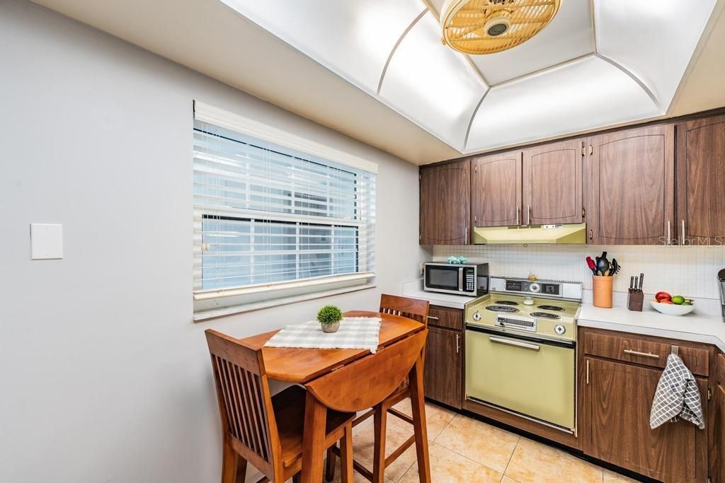 Active With Contract: $175,000 (1 beds, 1 baths, 830 Square Feet)