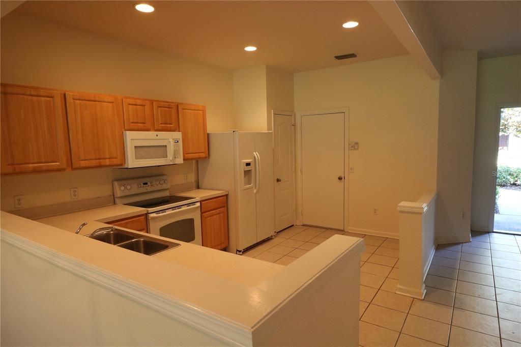 Active With Contract: $2,000 (3 beds, 2 baths, 1644 Square Feet)