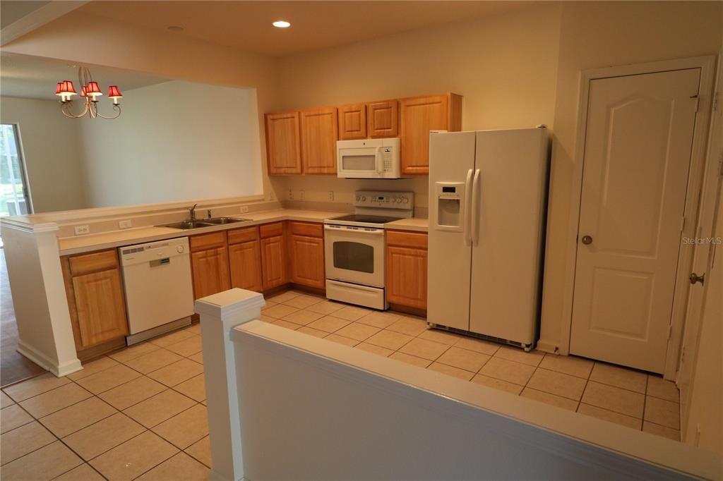 Active With Contract: $2,000 (3 beds, 2 baths, 1644 Square Feet)