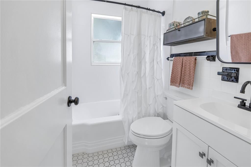 For Sale: $375,000 (2 beds, 1 baths, 916 Square Feet)