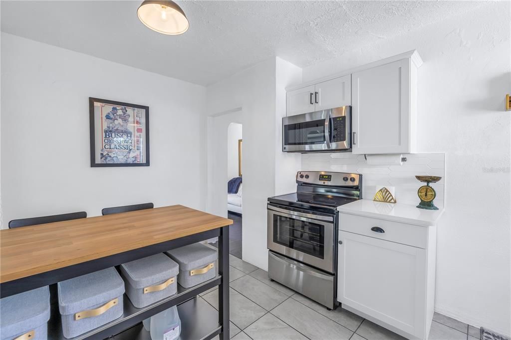 For Sale: $375,000 (2 beds, 1 baths, 916 Square Feet)