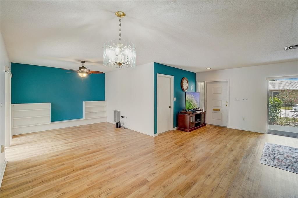 For Sale: $230,000 (2 beds, 1 baths, 1085 Square Feet)