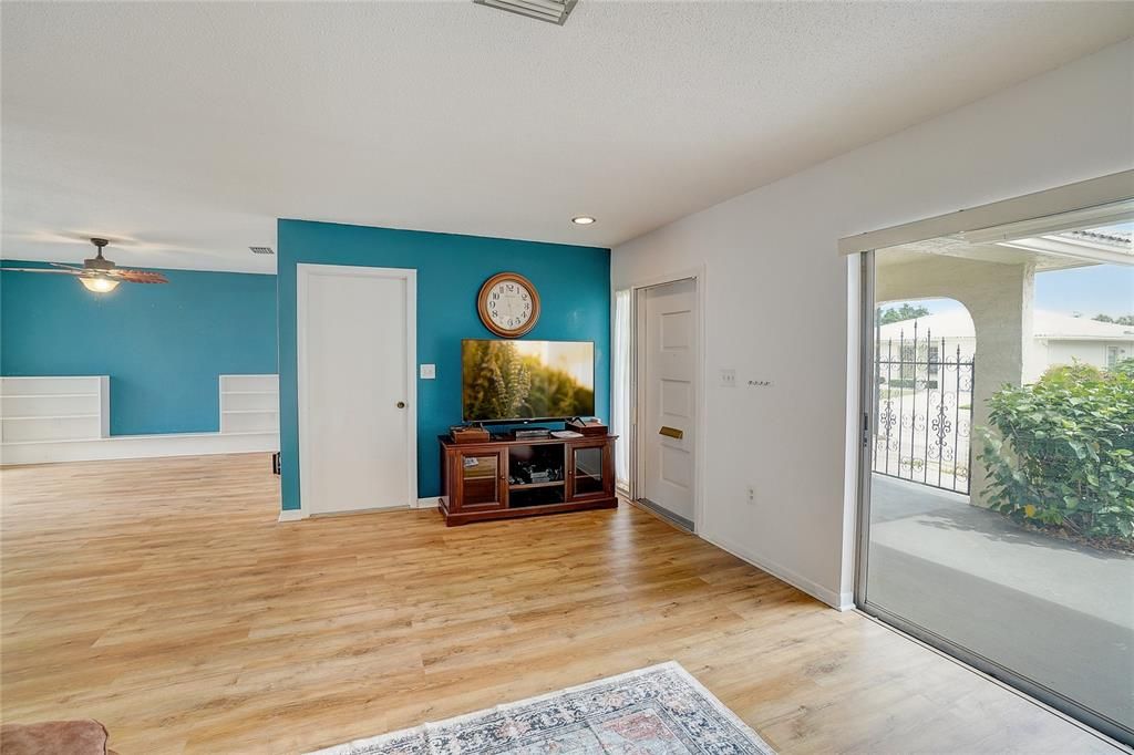 For Sale: $230,000 (2 beds, 1 baths, 1085 Square Feet)