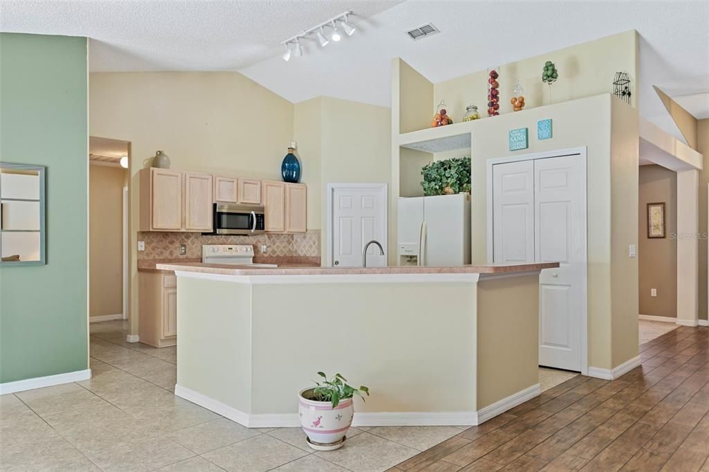 Active With Contract: $318,000 (3 beds, 2 baths, 1781 Square Feet)
