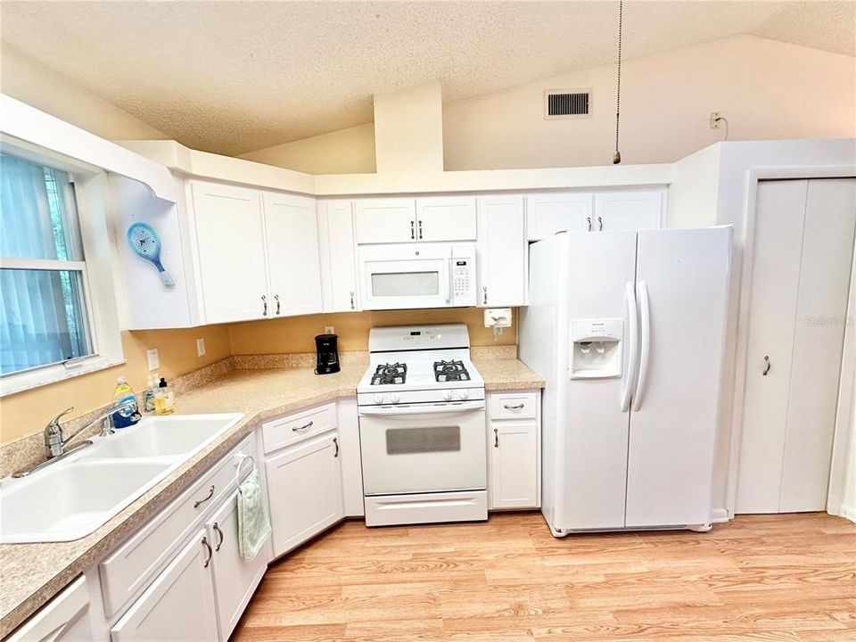 Active With Contract: $234,900 (3 beds, 2 baths, 1440 Square Feet)