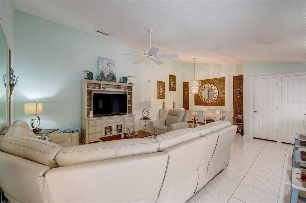 For Sale: $289,900 (2 beds, 2 baths, 1152 Square Feet)