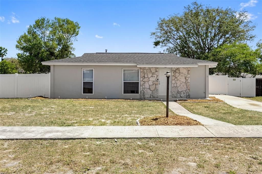 Active With Contract: $210,000 (2 beds, 1 baths, 874 Square Feet)