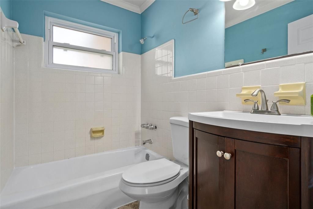 For Sale: $220,000 (2 beds, 1 baths, 874 Square Feet)