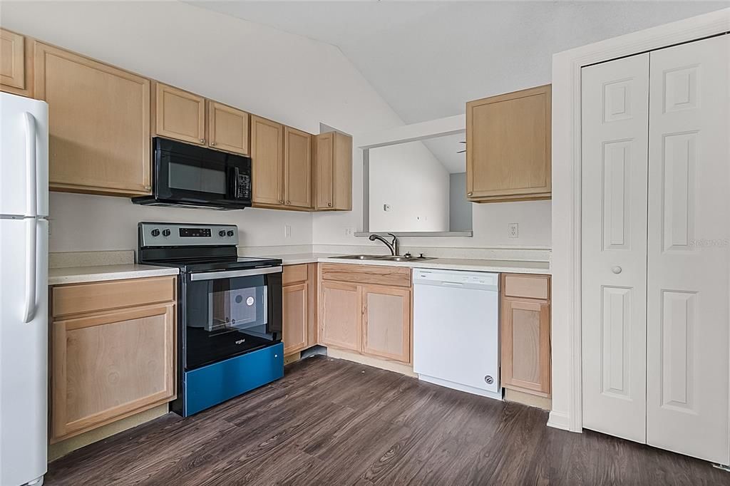 Active With Contract: $264,900 (3 beds, 2 baths, 1179 Square Feet)