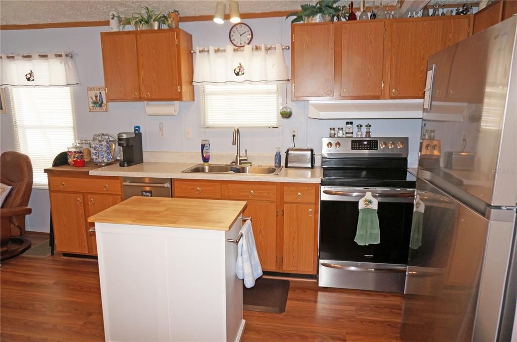 For Sale: $150,000 (2 beds, 2 baths, 784 Square Feet)