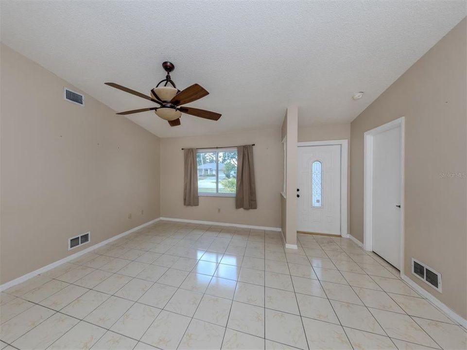For Sale: $275,000 (2 beds, 2 baths, 1166 Square Feet)