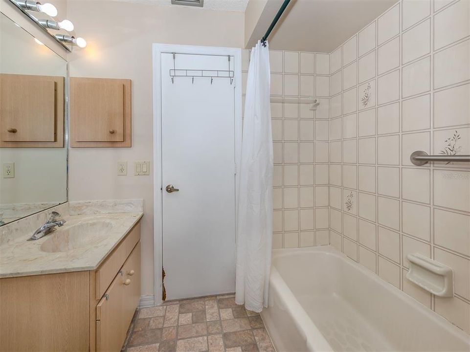 For Sale: $275,000 (2 beds, 2 baths, 1166 Square Feet)