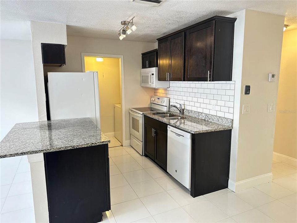 Recently Sold: $229,900 (2 beds, 1 baths, 840 Square Feet)