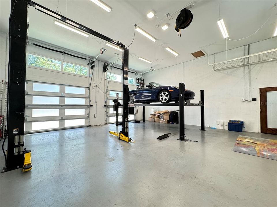 4 car garage with 2 hydraulic car lifts