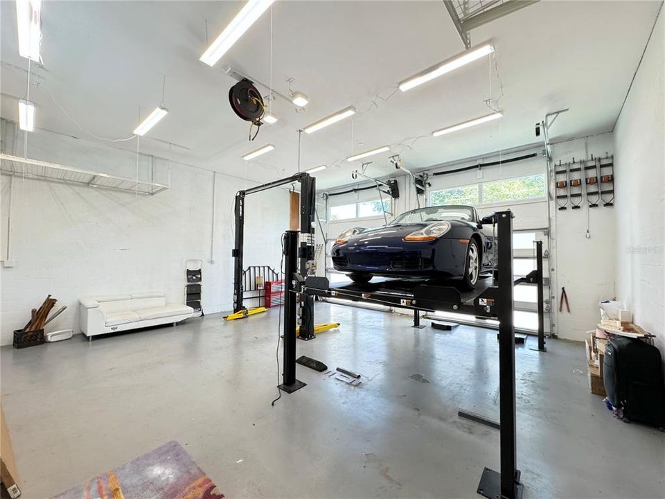 4 car garage with 2 hydraulic car lifts