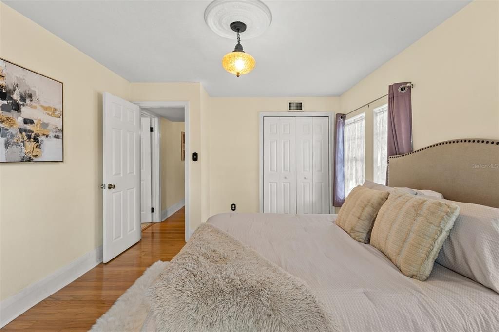 For Sale: $299,999 (1 beds, 1 baths, 736 Square Feet)