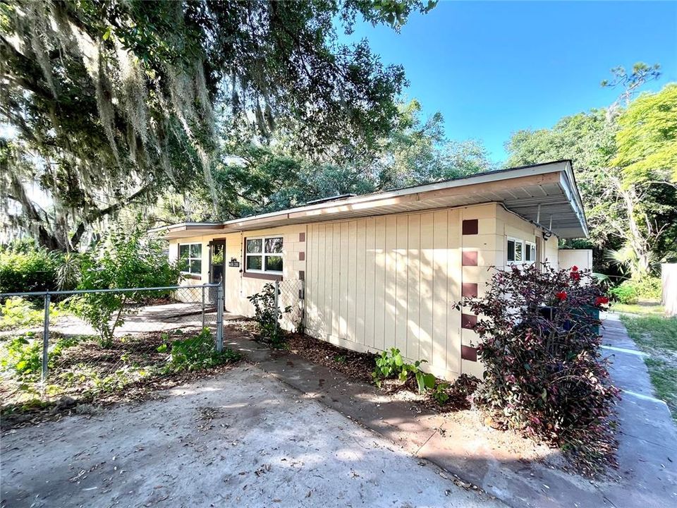 Active With Contract: $1,850 (3 beds, 2 baths, 1100 Square Feet)