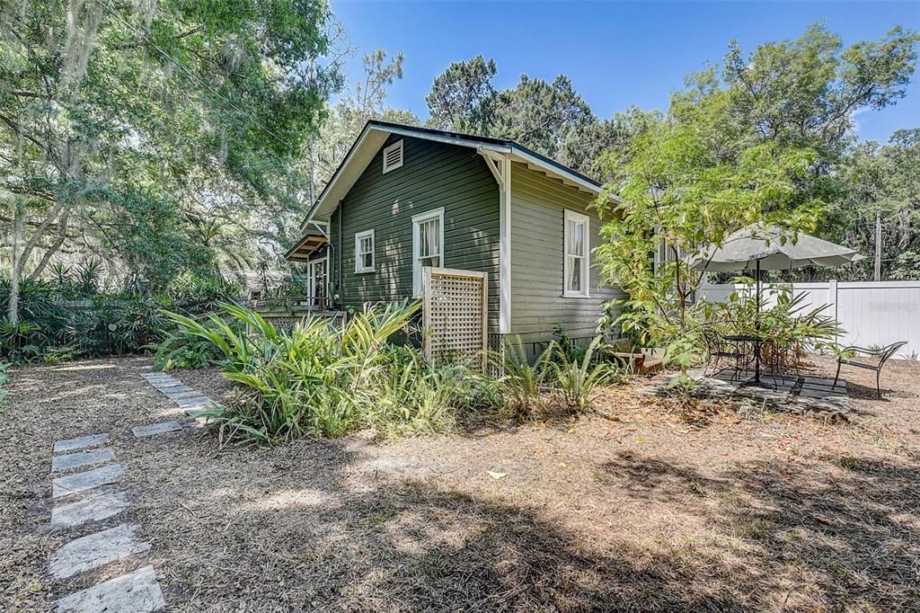 Recently Sold: $220,000 (2 beds, 1 baths, 856 Square Feet)