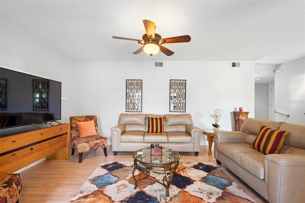 For Sale: $266,500 (2 beds, 2 baths, 1335 Square Feet)