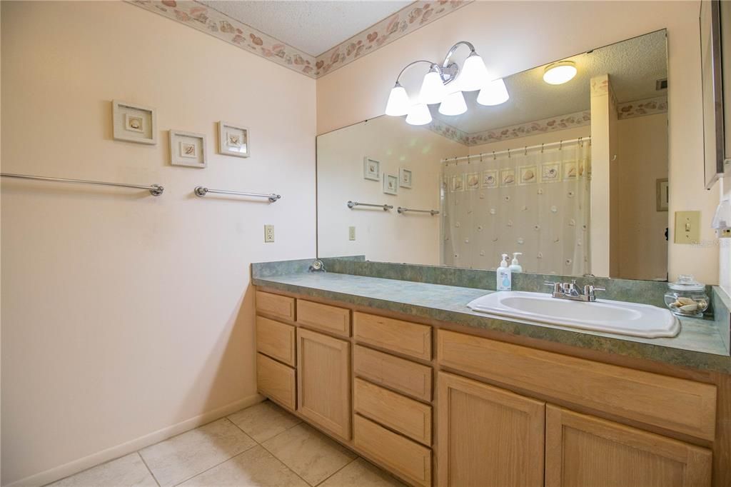 待售: $239,900 (2 贝兹, 2 浴室, 1836 平方英尺)