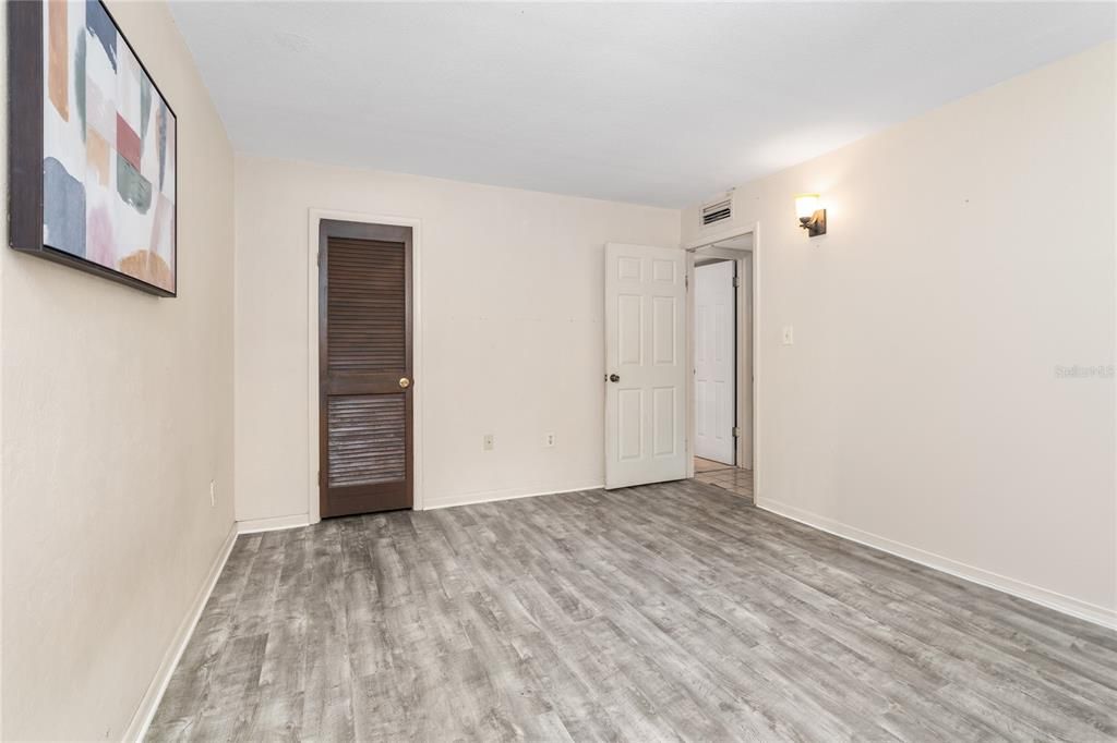 For Sale: $139,900 (2 beds, 1 baths, 874 Square Feet)