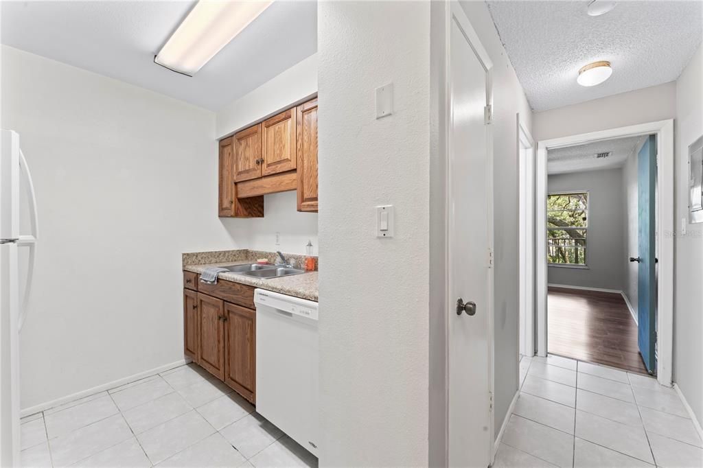 Active With Contract: $169,900 (2 beds, 2 baths, 912 Square Feet)