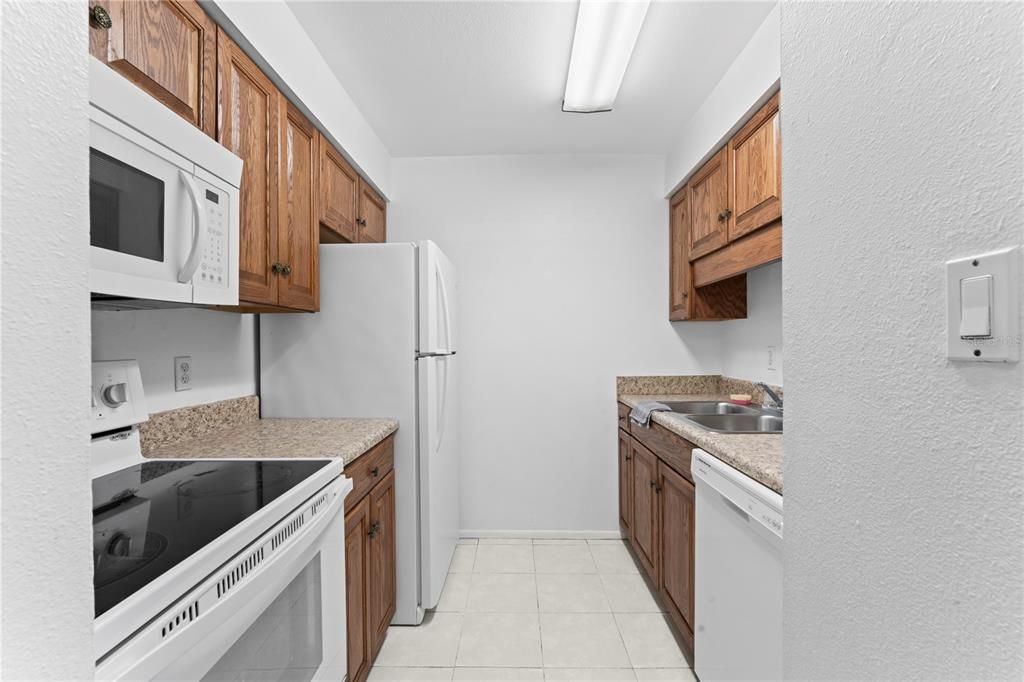 Active With Contract: $169,900 (2 beds, 2 baths, 912 Square Feet)