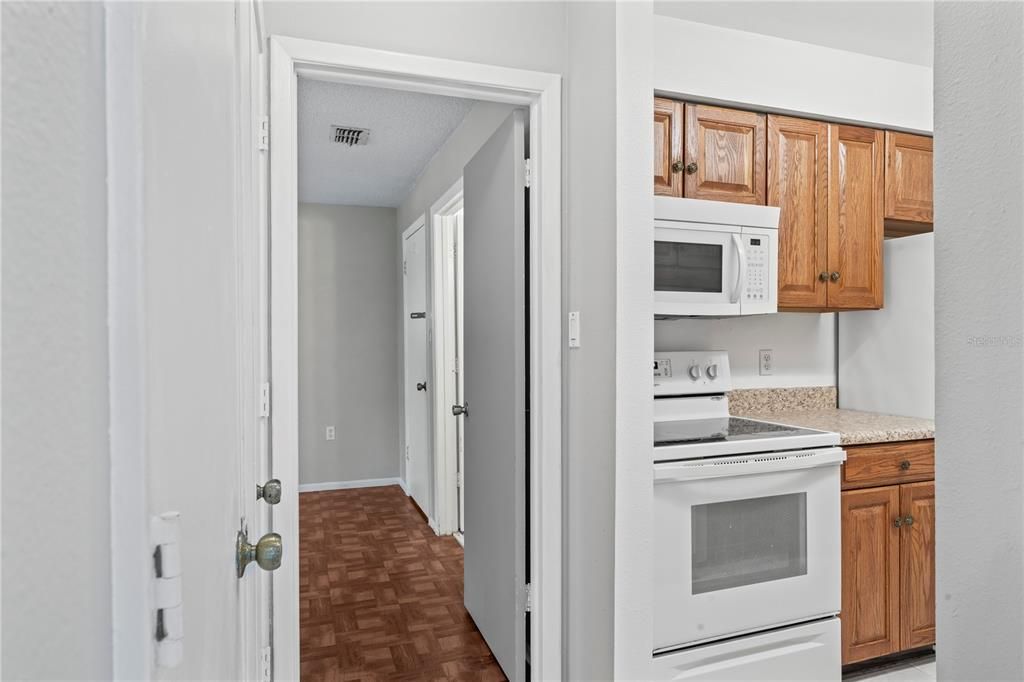 Active With Contract: $169,900 (2 beds, 2 baths, 912 Square Feet)