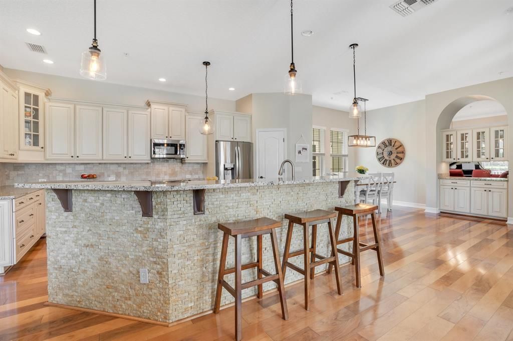 Spacious chefs kitchen w/ island