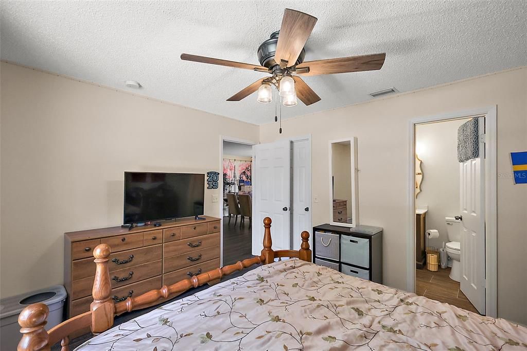 For Sale: $253,500 (3 beds, 2 baths, 1161 Square Feet)