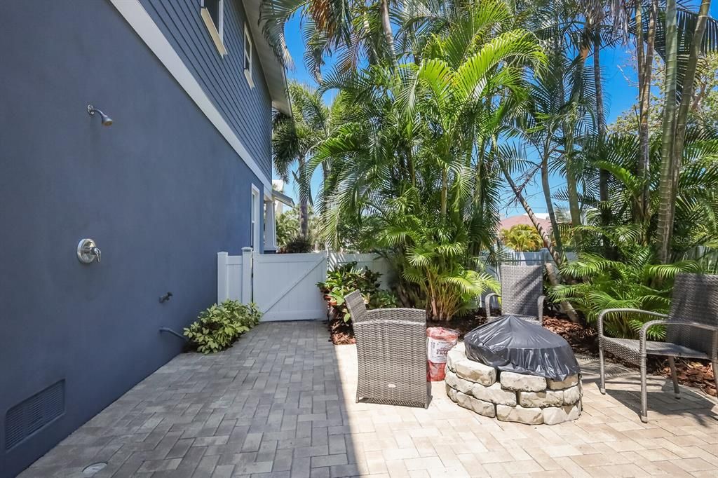 Active With Contract: $2,099,000 (3 beds, 2 baths, 1385 Square Feet)