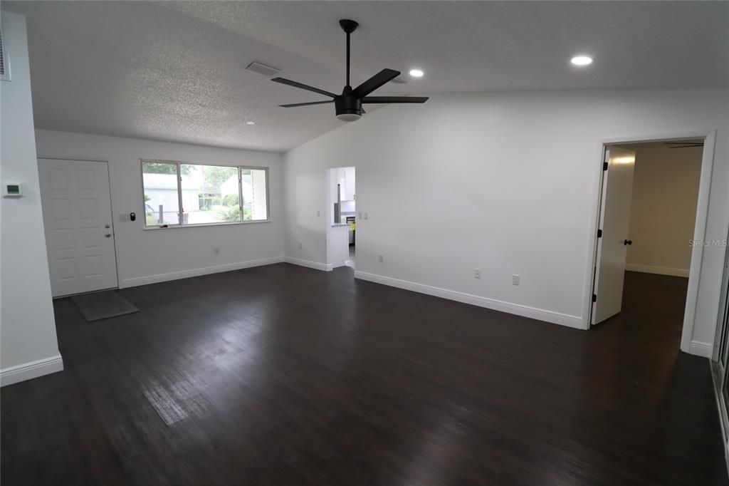 For Sale: $220,000 (3 beds, 2 baths, 1400 Square Feet)