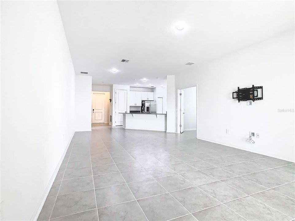 Activo con contrato: $359,900 (4 camas, 3 baños, 2090 Pies cuadrados)