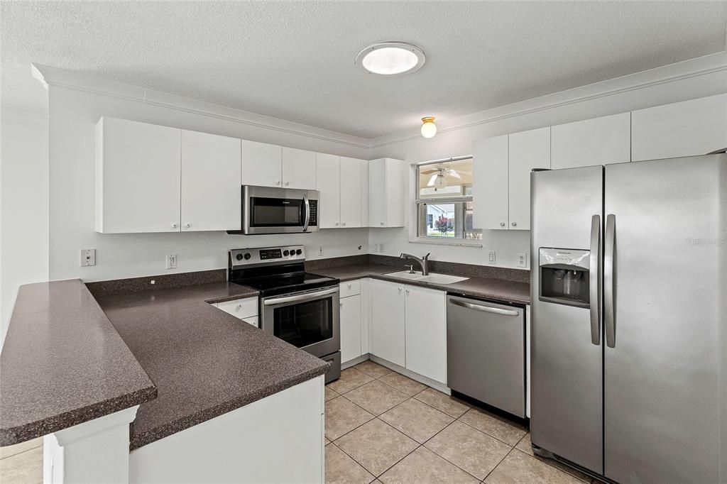 For Sale: $267,900 (1 beds, 1 baths, 958 Square Feet)