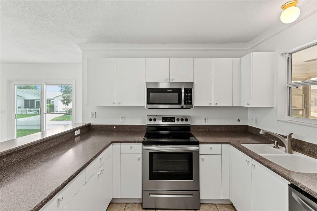For Sale: $267,900 (1 beds, 1 baths, 958 Square Feet)