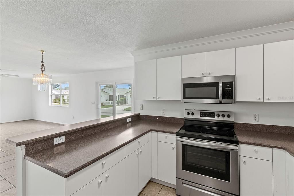 For Sale: $267,900 (1 beds, 1 baths, 958 Square Feet)