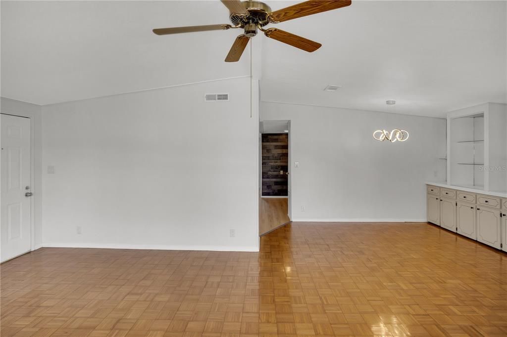 待售: $175,000 (2 贝兹, 2 浴室, 1456 平方英尺)