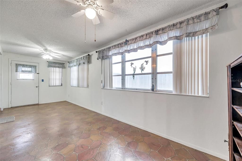 For Sale: $229,000 (2 beds, 1 baths, 1190 Square Feet)