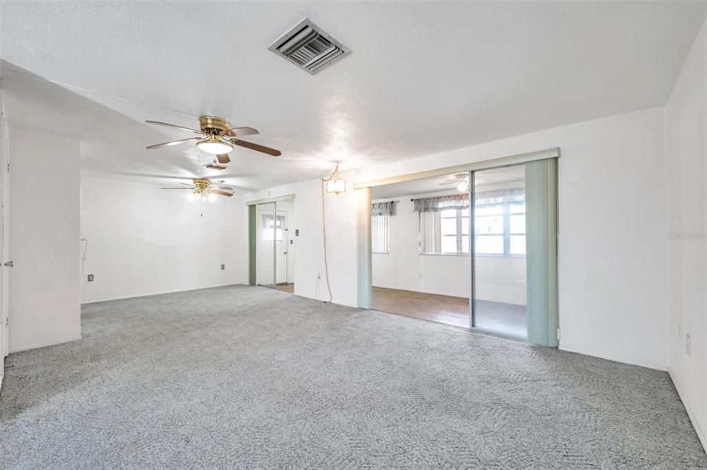 For Sale: $229,000 (2 beds, 1 baths, 1190 Square Feet)