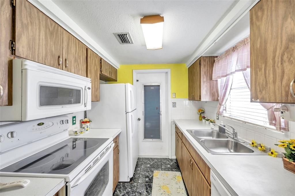 For Sale: $229,000 (2 beds, 1 baths, 1190 Square Feet)